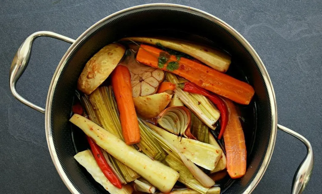 Świeże marchewki i warzywa na bulion