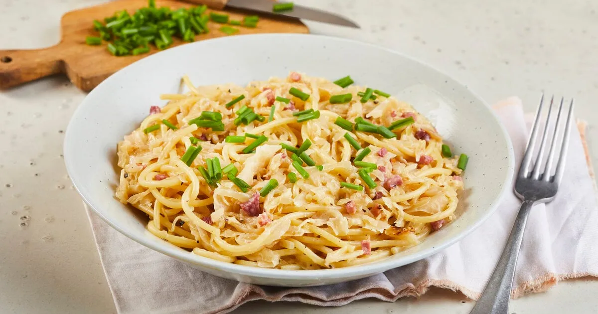 Nudeln mit Sauerkraut Teller