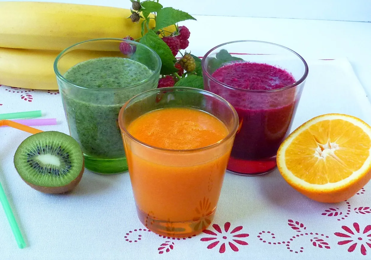 Kolorowe koktajle warzywno-owocowe