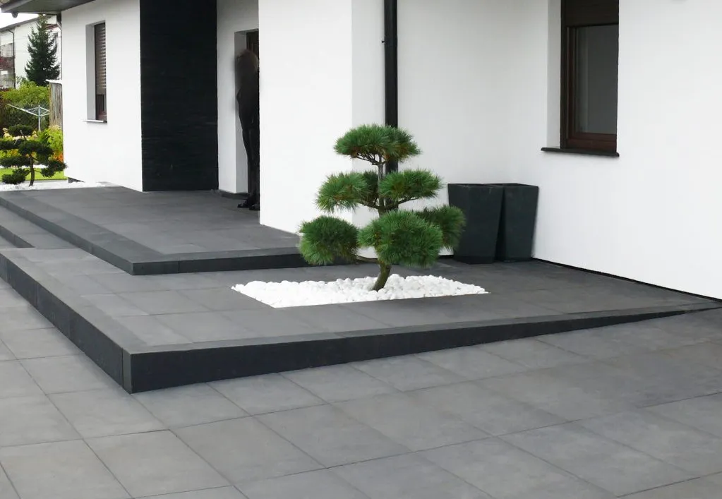 nowoczesny taras z płyt betonowych
