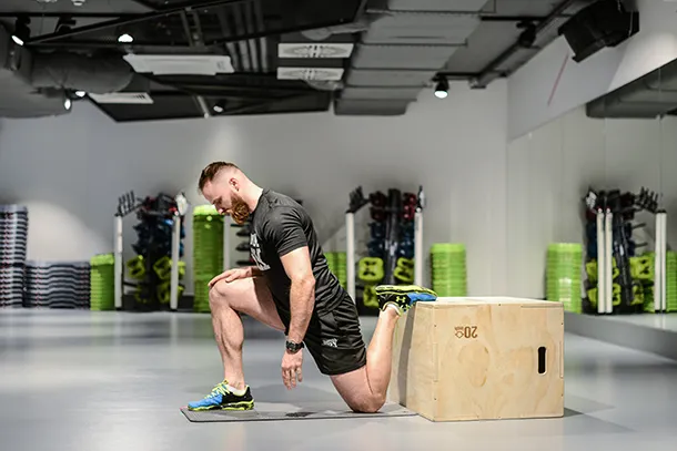 rozciąganie mięśnia czworogłowego uda stopa do pośladka