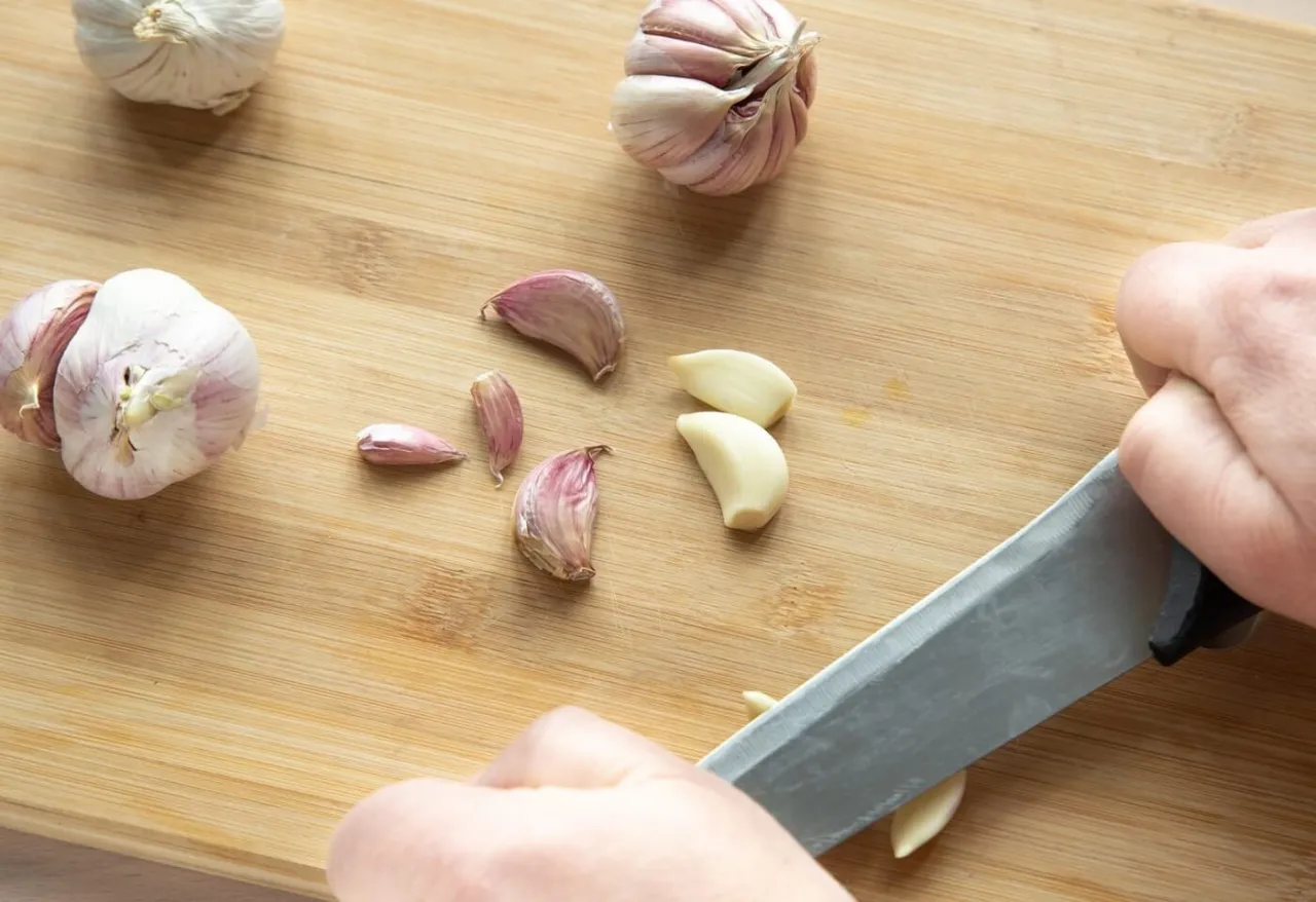Różne metody rozdrabniania czosnku (praska, tarka, nóż)