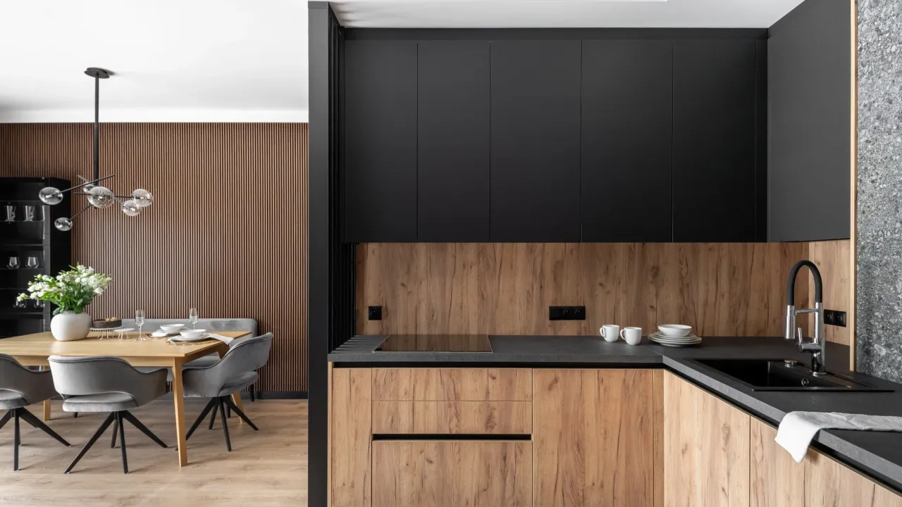 kuchnia ściana nad blatem panele PCV imitacja drewna