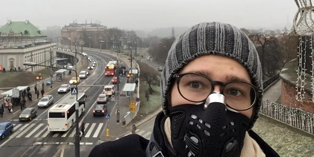 osoba w masce antysmogowej na zewnątrz