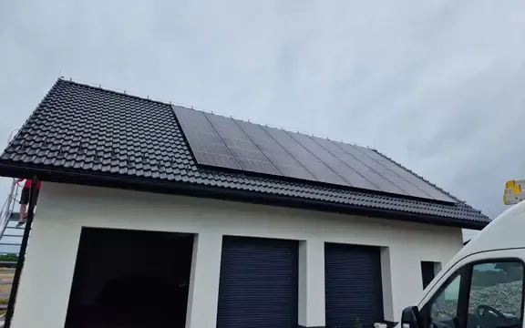 Nowoczesne panele fotowoltaiczne na dachu domu z magazynem energii