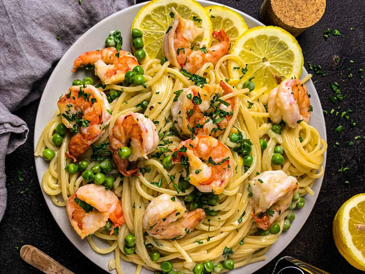 Drei Teller Pasta mit Garnelen mit verschiedenen So&szlig;en