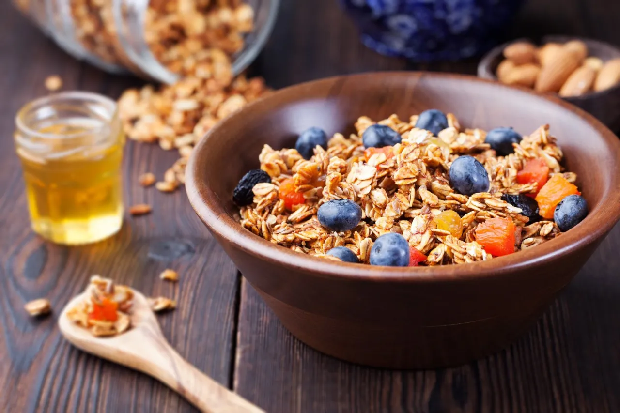 Składniki na domowe musli zdrowe płatki orzechy owoce