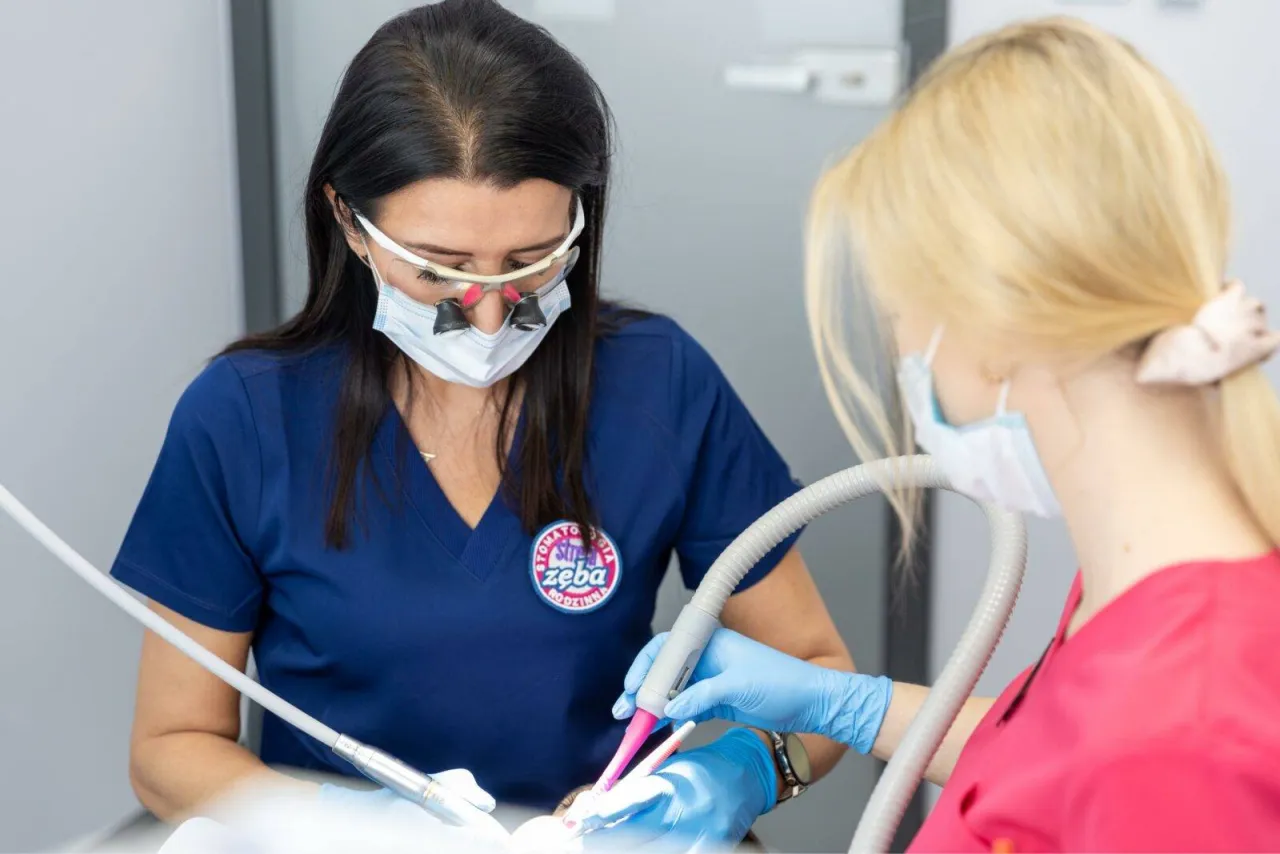 osoba pije przez słomkę po wizycie u dentysty