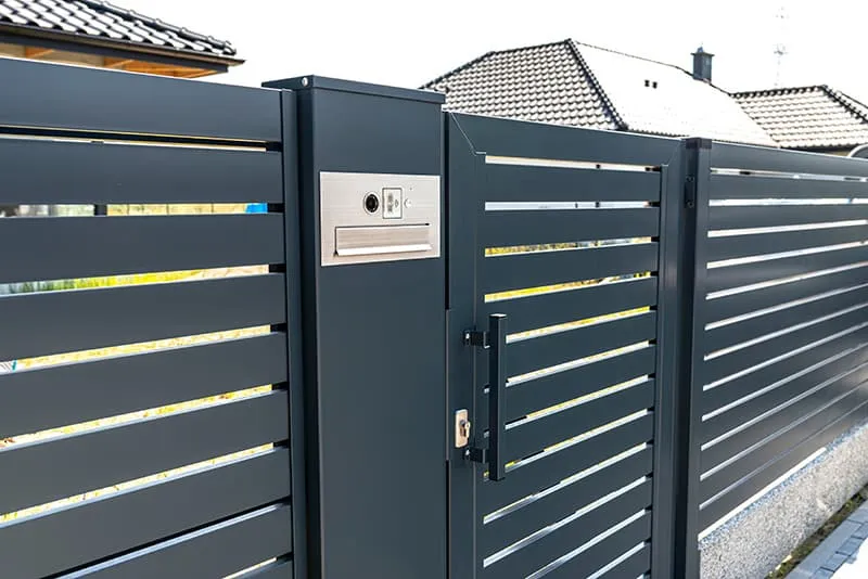 Przykładowe furtki i bramy panelowe do ogrodzenia