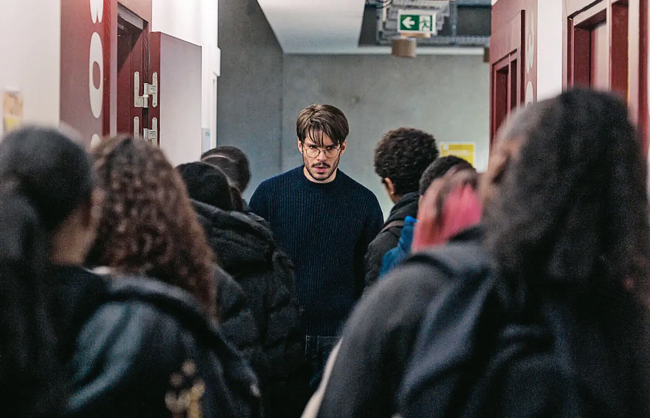 Uczniowie oglądający film w klasie, nauczyciel