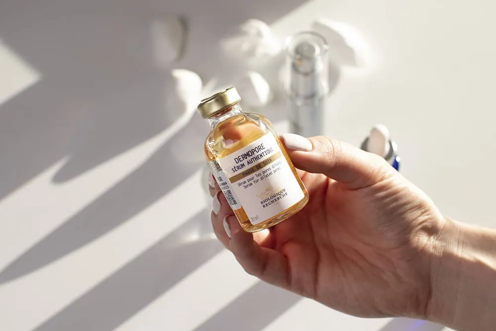 różne rodzaje serum do twarzy buteleczki