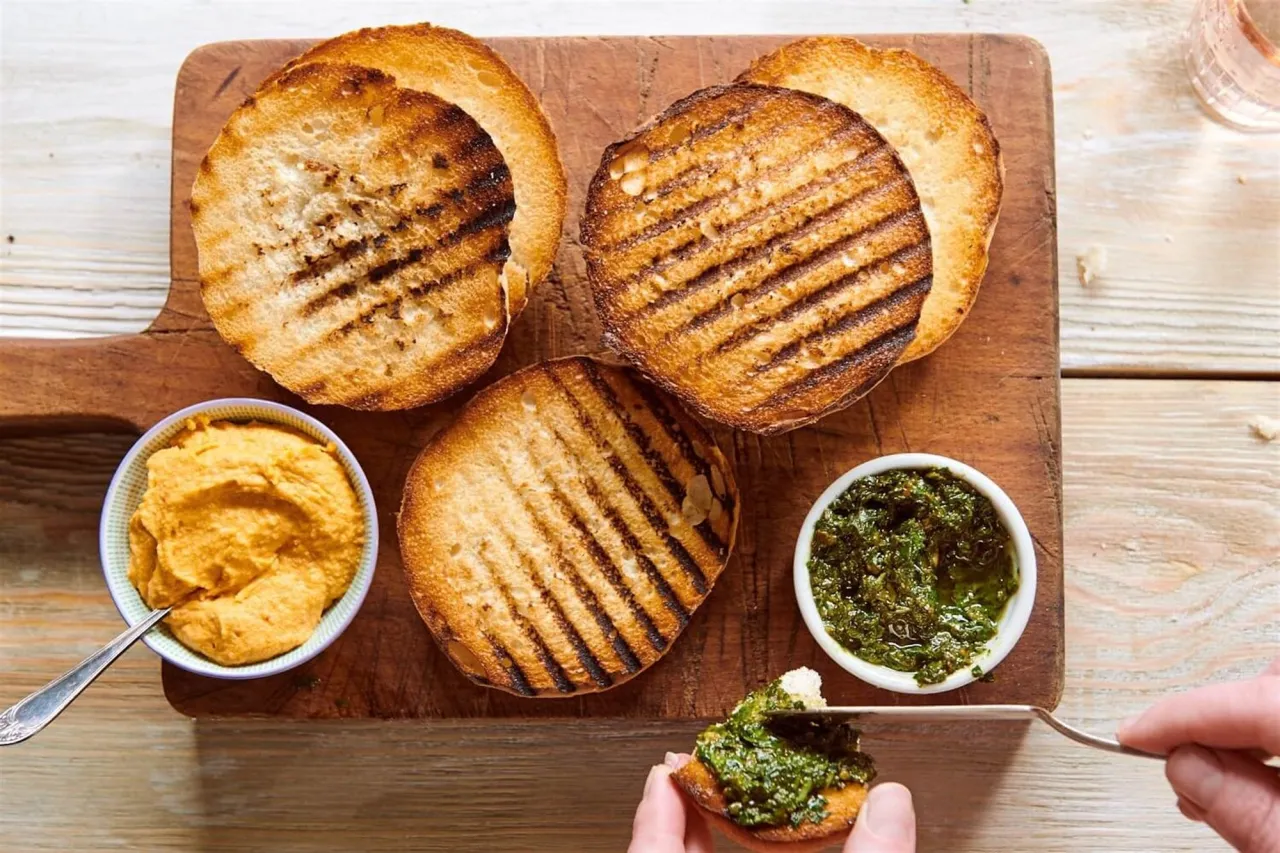 Czerstwe bułki przed i po odświeżeniu