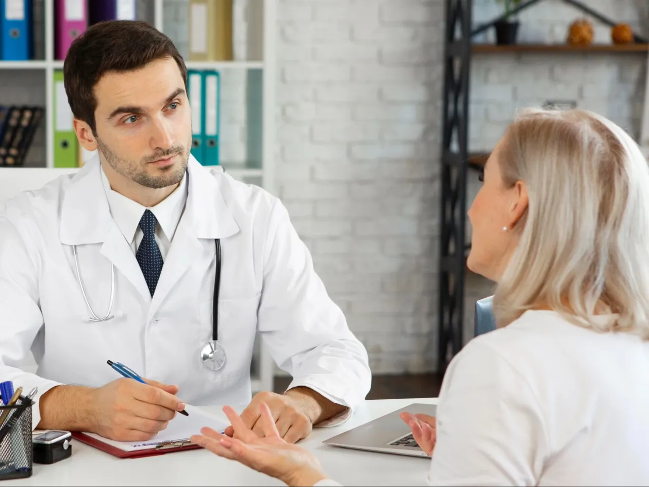 osoba przygotowująca się do wizyty u lekarza