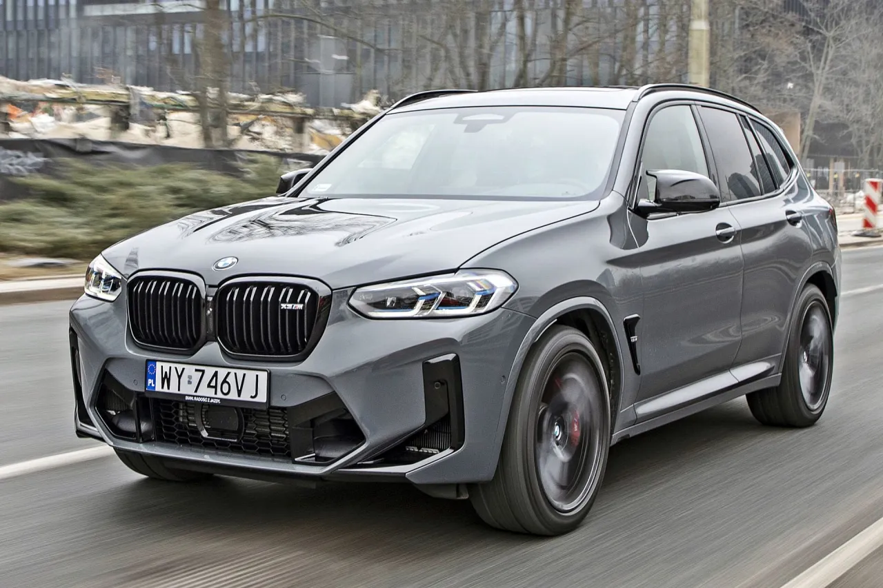Szary BMW X3 G01 M Competition w ruchu. Zastanawiasz się, jaki silnik wybrać do tego modelu?