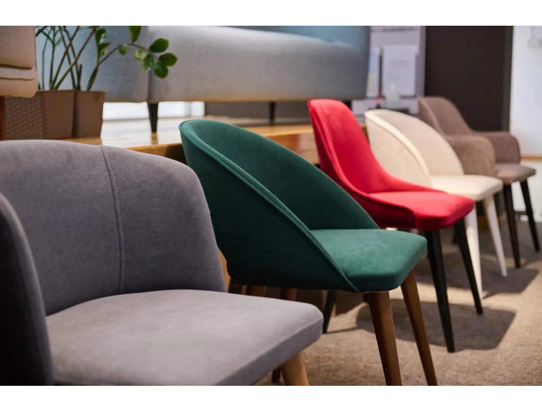 materiały obiciowe krzeseł biurowych porównanie