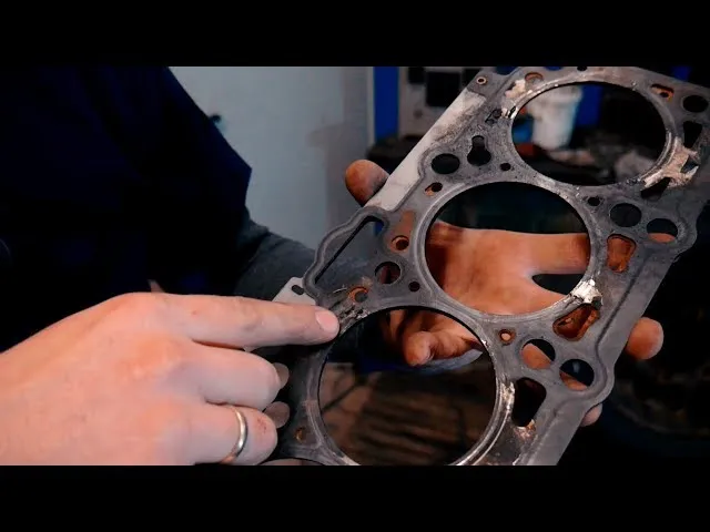 Uszkodzona uszczelka pod głowicą silnika