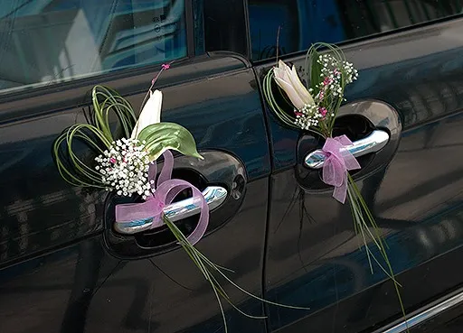 por&oacute;wnanie żywych i sztucznych kwiat&oacute;w do dekoracji samochodu ślubnego