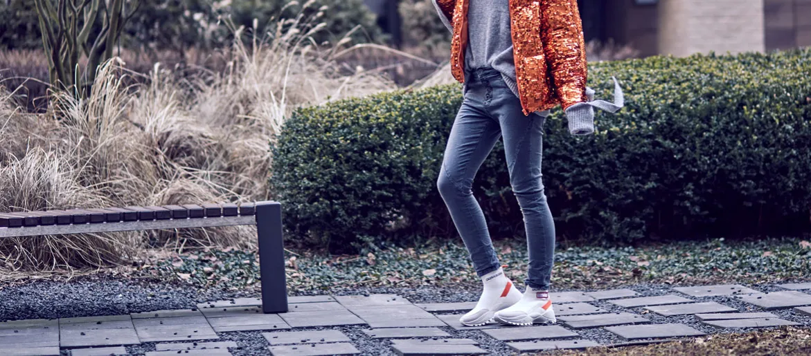 Białe sneakersy stylizacje z jeansami