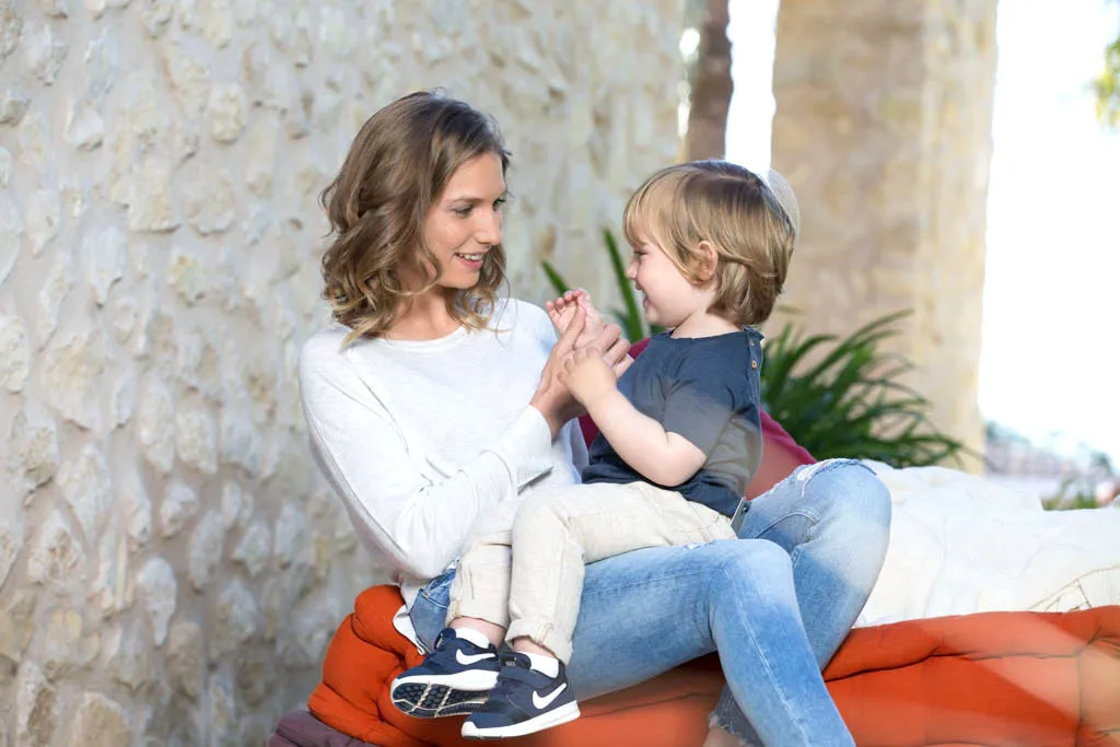 rodzic pociesza dziecko, techniki relaksacyjne dla dzieci, rozmowa z dzieckiem o emocjach