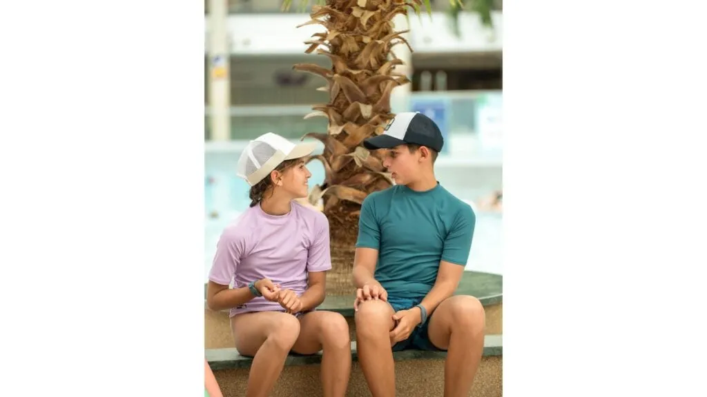 dziecko przymierza koszulkę UV w sklepie