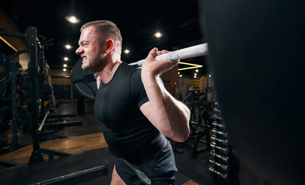 Osoba wykonująca błąd treningowy na siłowni