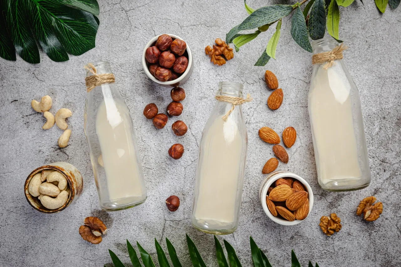 r&oacute;żne rodzaje napoj&oacute;w roślinnych mleko sojowe owsiane migdałowe