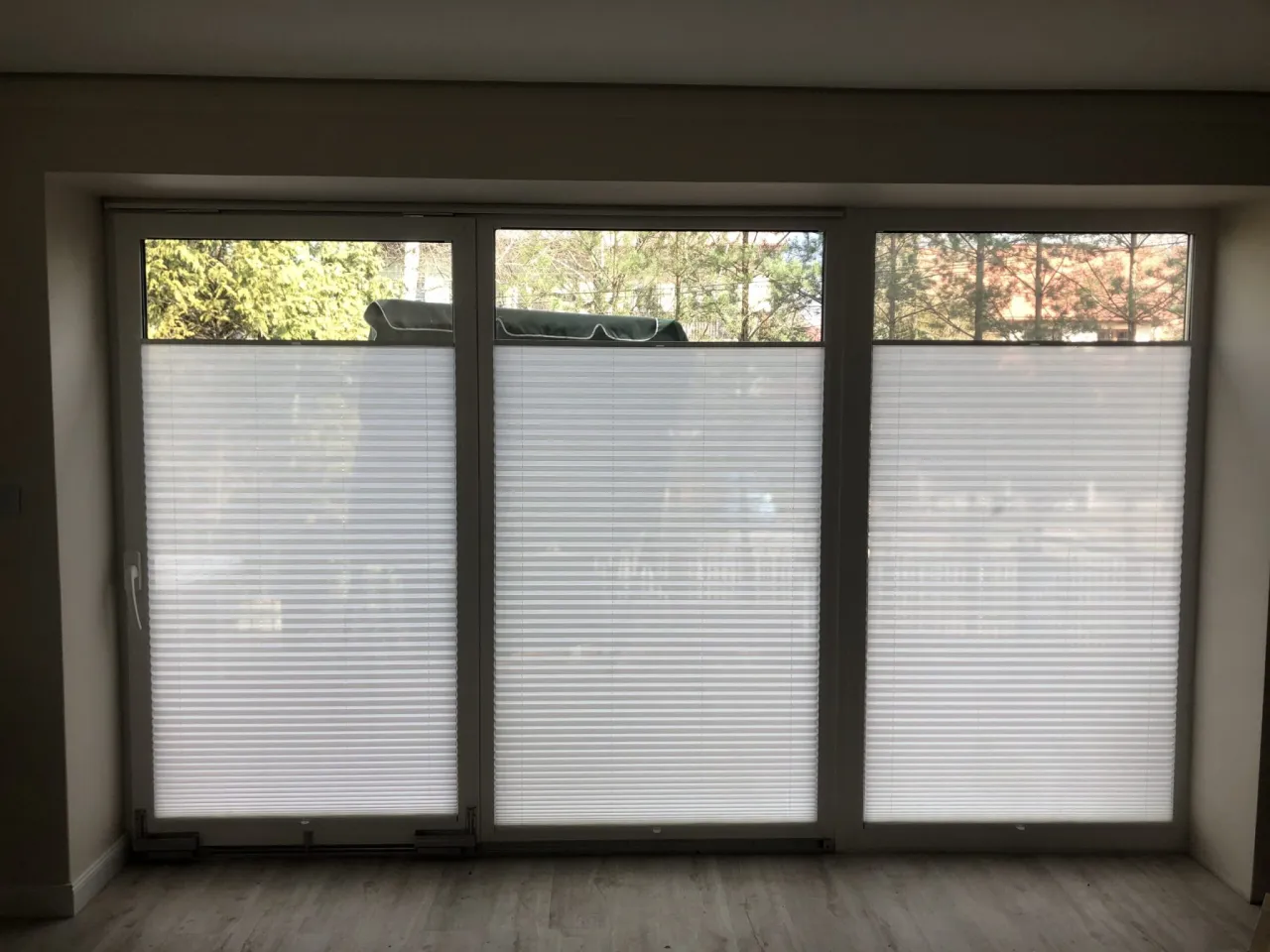 r&oacute;żne typy rolet wewnętrznych