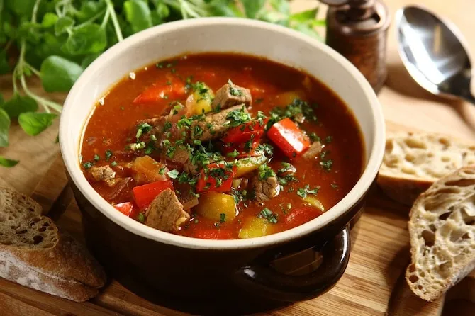 sycące zupy jednogarnkowe bogracz soljanka ramen