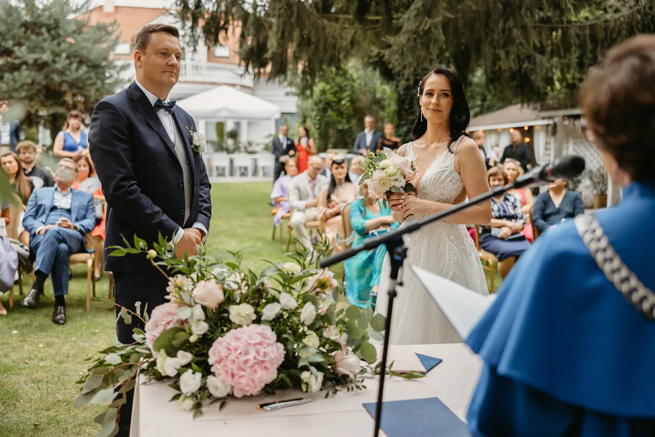 celebrant prowadzący ślub humanistyczny w ogrodzie