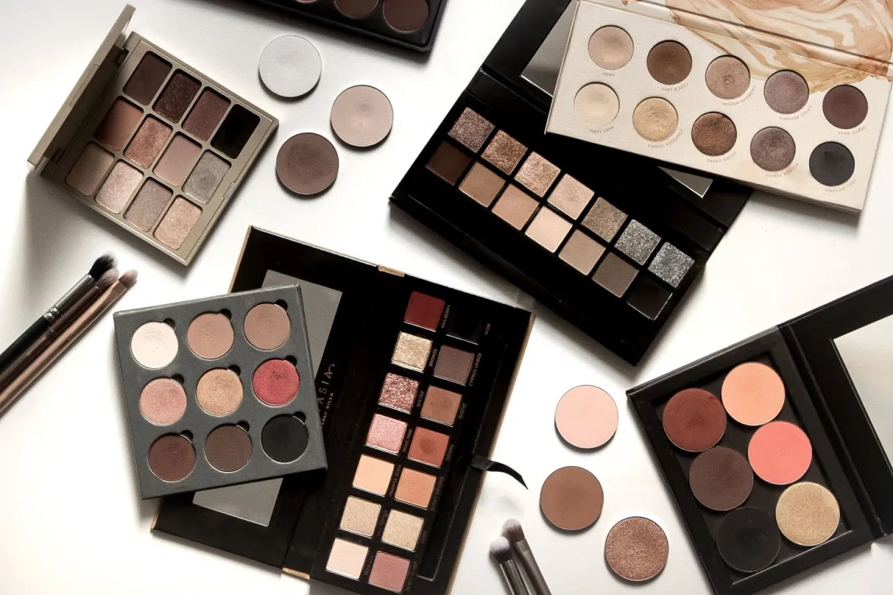 Kobieta nakładająca krem nawilżający na twarz