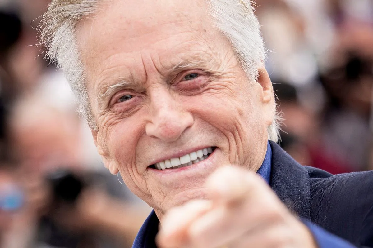 Uśmiechnięty Michael Douglas, który w tym roku skończył 79 lat, wskazuje palcem w obiektyw.