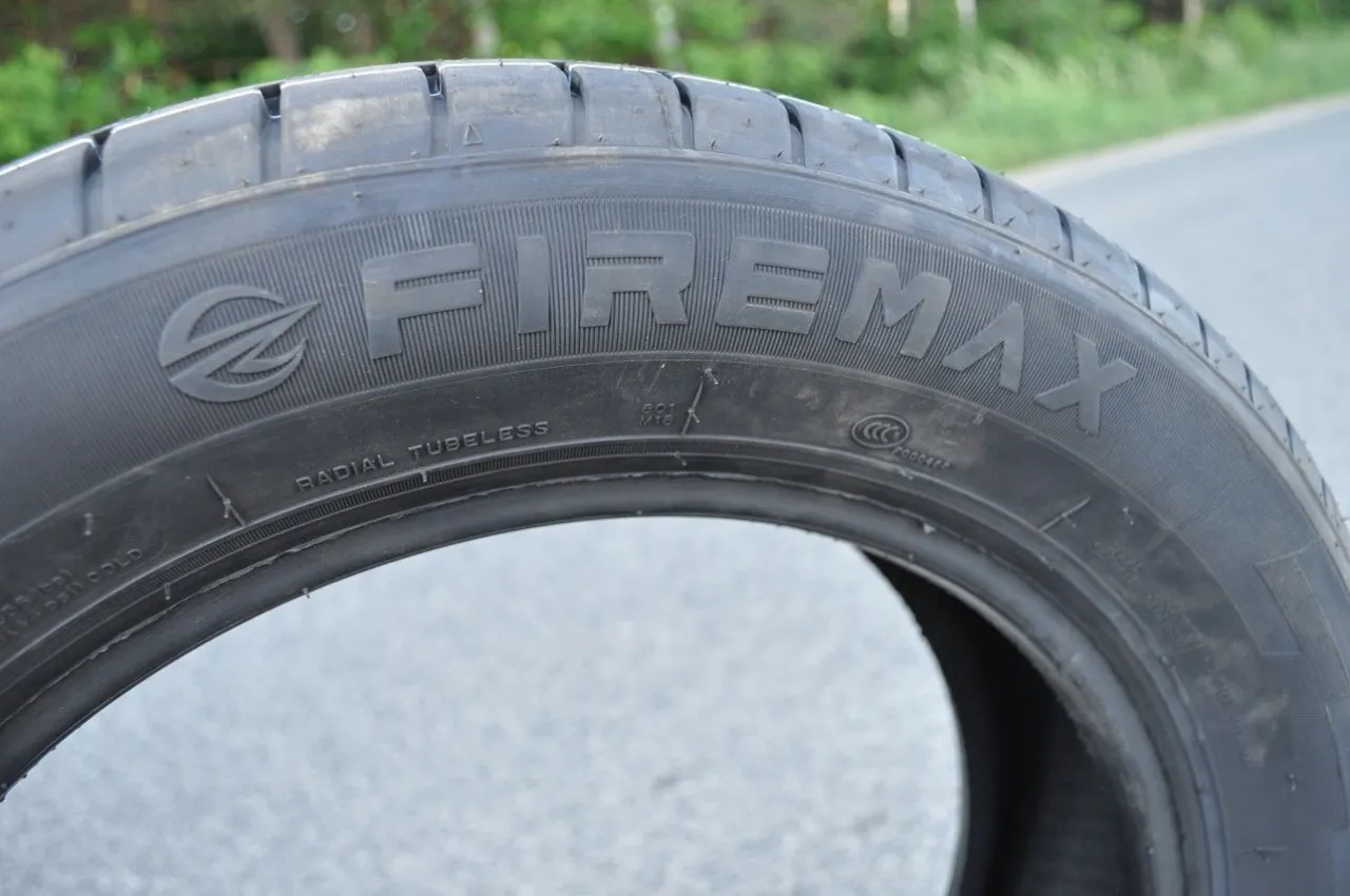 Opona radialna bezdętkowa marki Firemax. To właśnie firemax co to za firma, kt&oacute;ra produkuje opony.