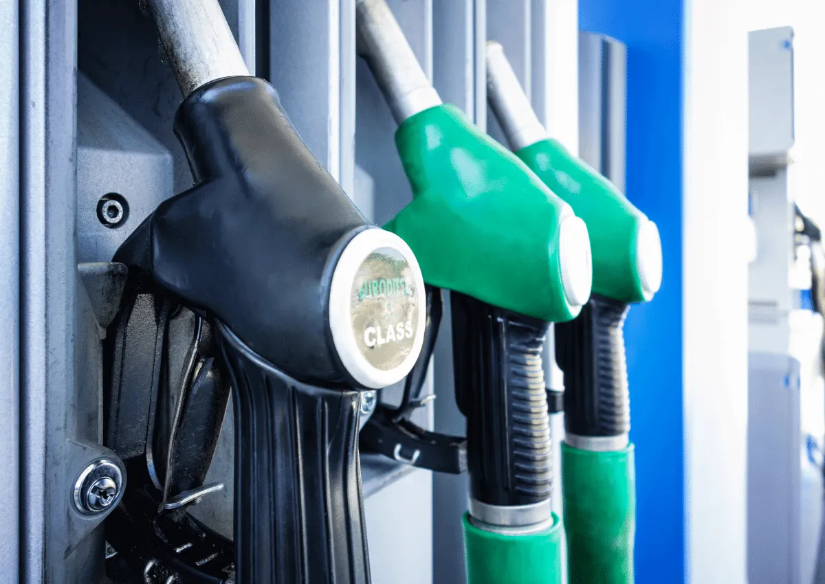 Dacia Dokker tankowanie na stacji paliw