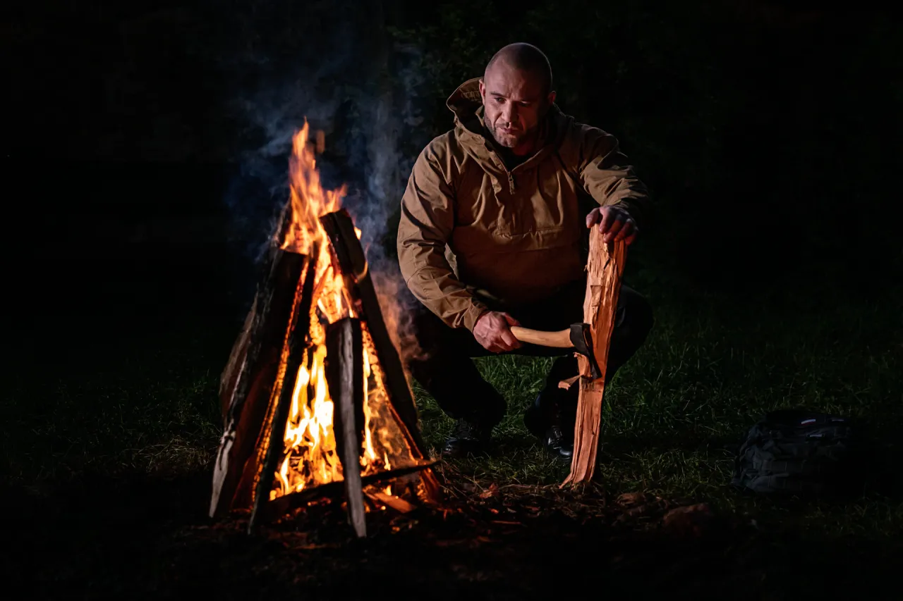 rozpalanie ognia krzesiwem technika krok po kroku