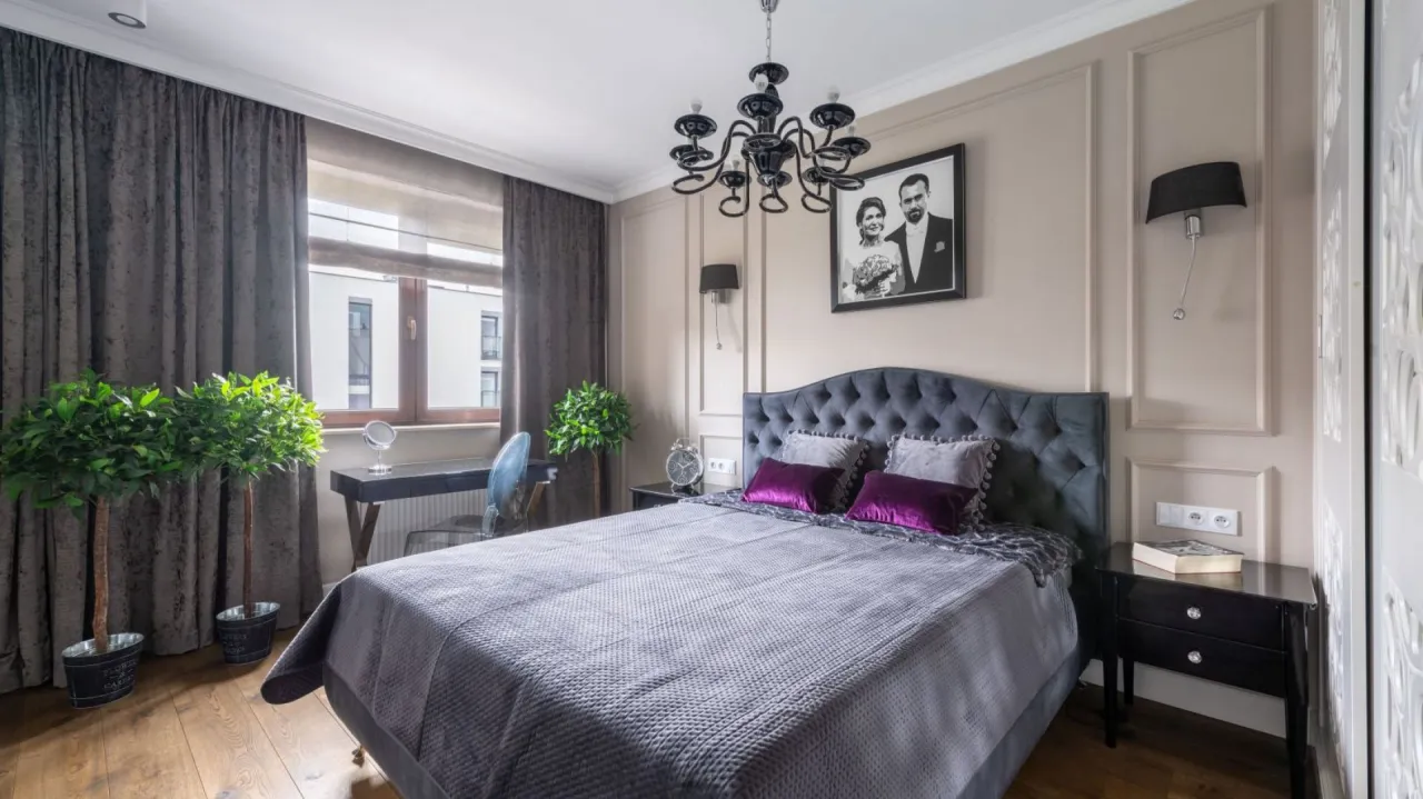 Toaletka przodem do okna sypialnia