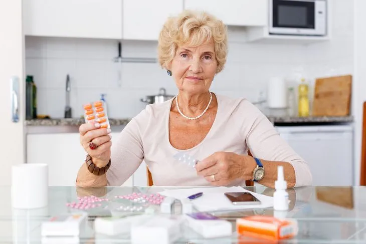 Osoba przyjmująca leki i suplementy diety