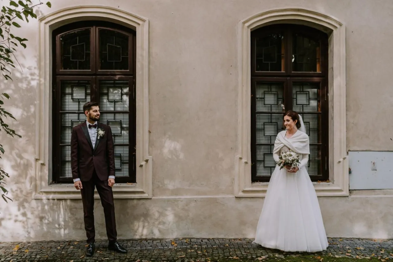 Umowa ślubna, długopis, ręce pary młodej i fotografa