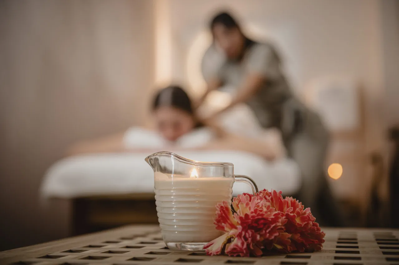 Romantyczna sypialnia do masażu, świece, olejki