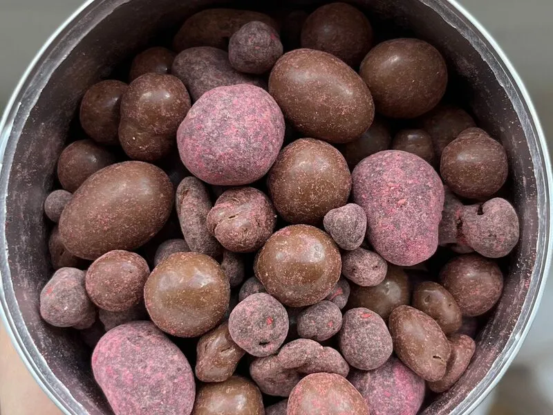 wegańska czekolada z dodatkami, liofilizowane owoce, orzechy w czekoladzie