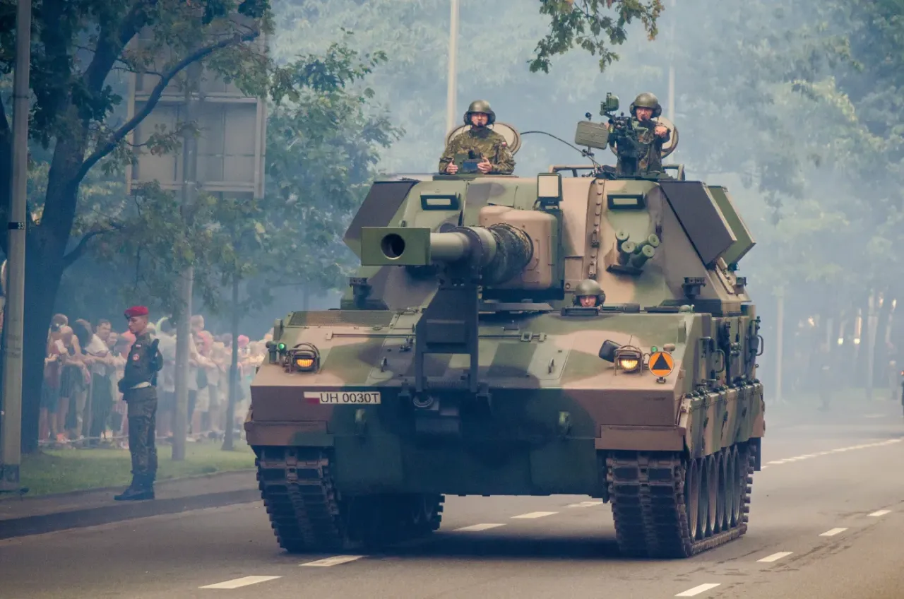 Żołnierze w czołgu podczas parady, pokazują jak zostać kierowcą czołgu. Widzowie obserwują z boku.