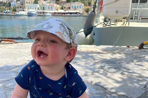 Dziecko w cieniu z nakryciem głowy