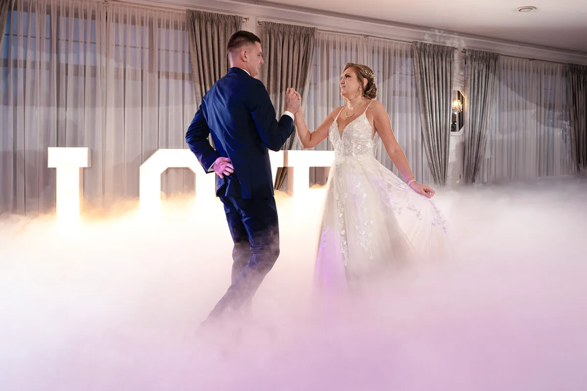 Para, jak zem leciał na wesele, tańczył pierwszy taniec w chmurach.