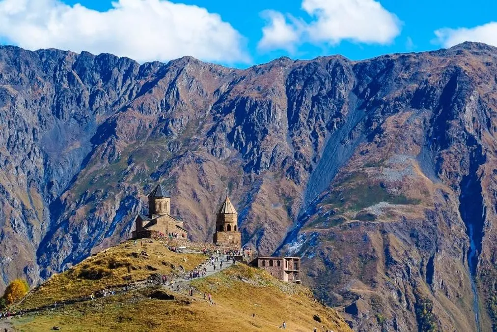 malownicza cerkiew Cminda Sameba z widokiem na Kazbek