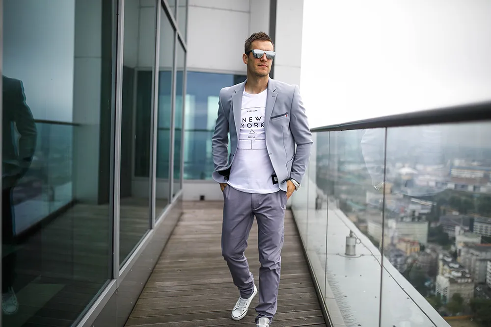 Mężczyzna w szarej marynarce stylizacje na różne okazje