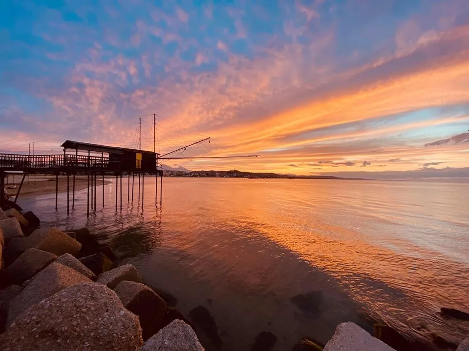 Trabocco sul mare al tramonto in Abruzzo