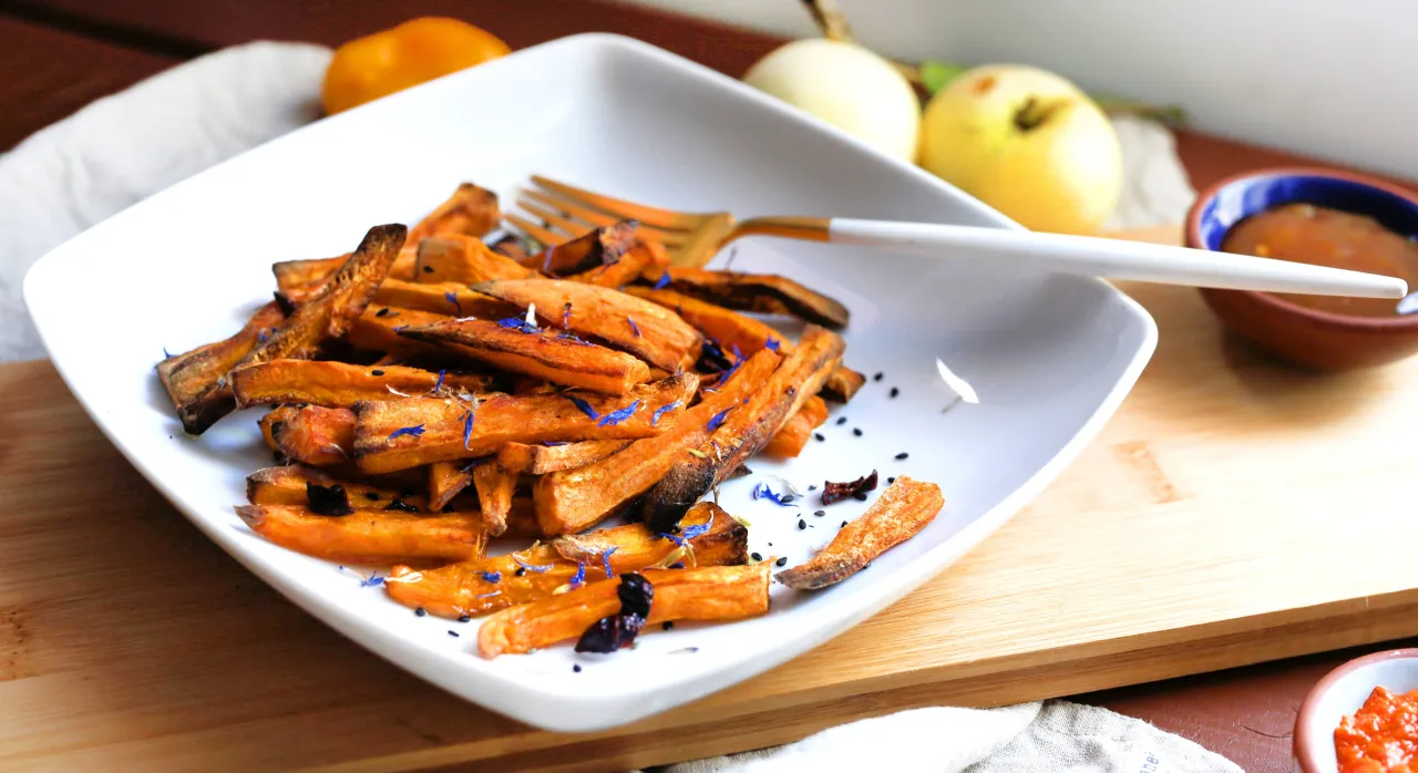 Pieczone frytki z batatów w piekarniku