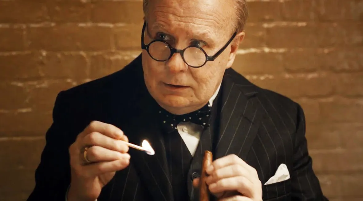 Zdjęcie Gary Oldman jako Churchill w Czasie Mroku: Porywająca kreacja