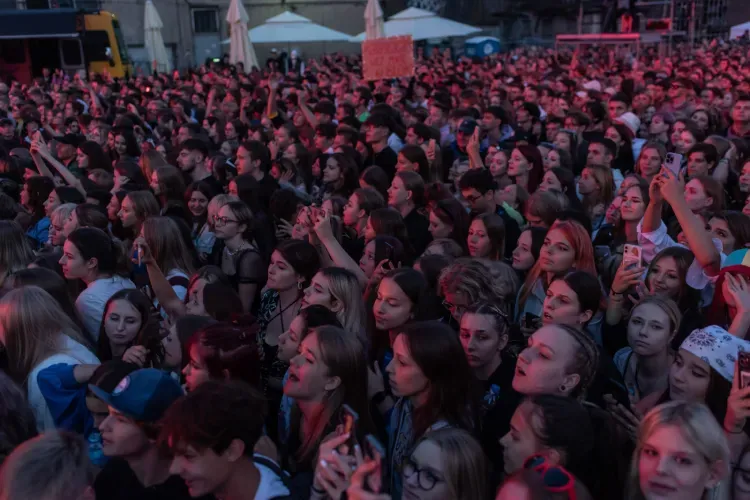 Mata na festiwalu, duża scena, tłum ludzi w oddali