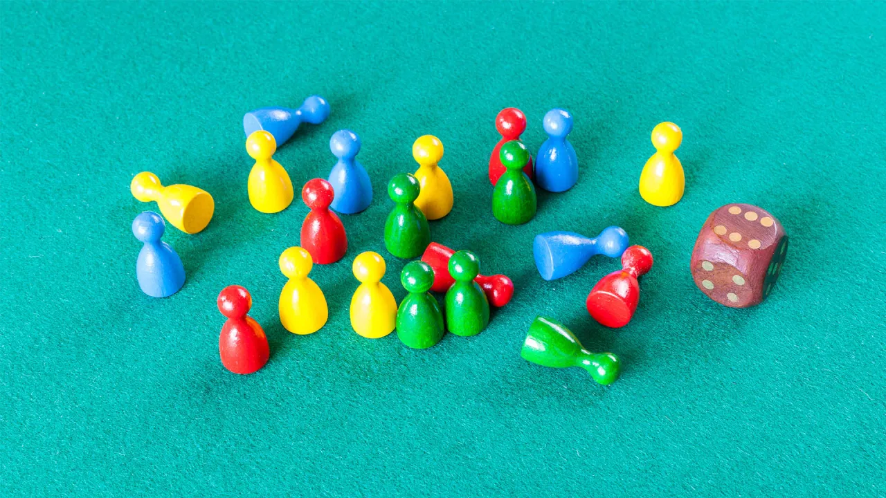 bezpieczne elementy gier planszowych dla dzieci, duże pionki i kostki