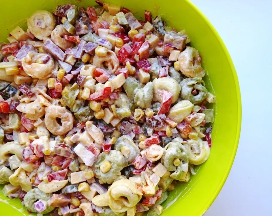 różne sałatki z tortellini